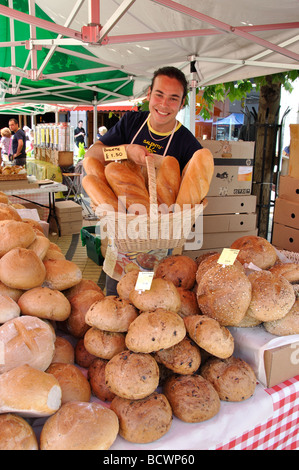 Propriétaire de décrochage holding pains, Continental Food Market, la Piazza, London, Greater London, Angleterre, Royaume-Uni Banque D'Images