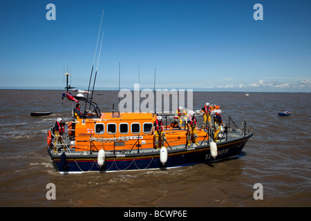 Canots de sauvetage dans l'action, de l'équipage, mer, bateau, navire, l'eau, de sauvetage, d'un navire, le transport, le transport maritime, l'océan, à des mesures d'urgence en mer, UK Hoylake Banque D'Images