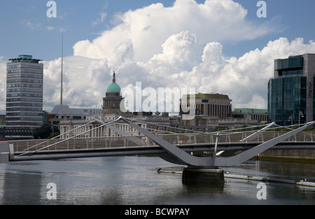 Quartier financier de dublin custom house spire liffey et sean ocasey a footbridge Dublin République d'Irlande Banque D'Images