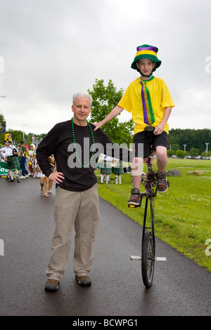 Père et fils à monocycle aka conduit annuel festival de bandes de canards Ohio Avon Banque D'Images