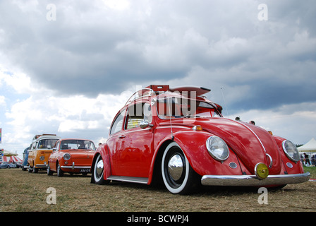 Lowrider VW Coccinelle rouge classique Banque D'Images