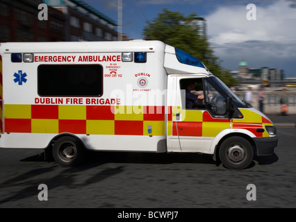 L'ambulance d'urgence de la brigade de pompiers de dublin se précipiter à travers le centre-ville de Dublin République d'Irlande Banque D'Images