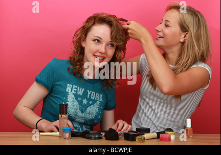 Deux adolescentes, l'un l'autre's Hair Styling Banque D'Images