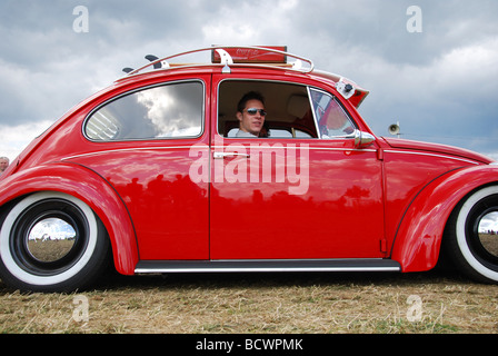 Lowrider VW Coccinelle rouge classique Banque D'Images