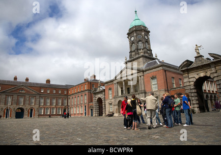 Voyage organisé groupe de touristes dans la cour supérieure de la grande cour en face de la tour de Bedford au château de Dublin Banque D'Images