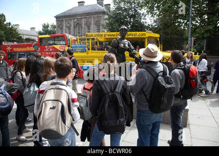 Groupe de touristes pour une visite à pied de Dublin à la statue de Molly Malone dans le centre-ville de Dublin République d'Irlande Banque D'Images