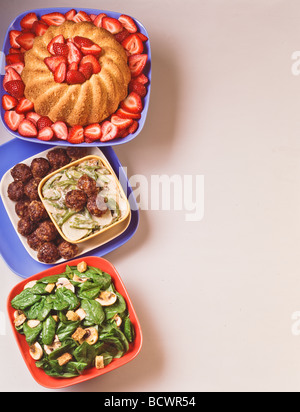 Recettes de cuisine de pays, cheddar meatball cocotte, salade de champignons épinards, e-z aux fraises. Banque D'Images