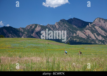 Boulder Colorado Mountain bike riders sur un sentier dans les contreforts des Montagnes Rocheuses Banque D'Images