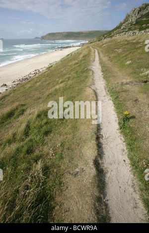 Domaine de Sennen, Angleterre. Sentier du littoral menant de Sennen Cove Beach avec Cape Cornwall dans l'arrière-plan lointain. Banque D'Images