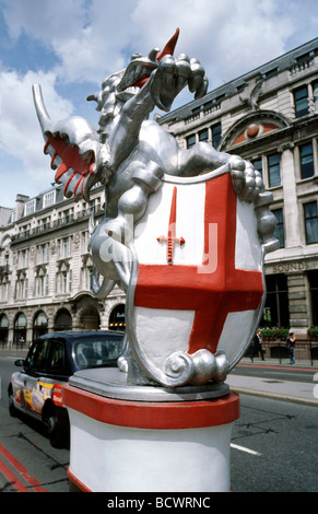 20 juillet 2009 - Dragon statue à la Middlesex Road marquant la limite est de la ville de Londres. Banque D'Images