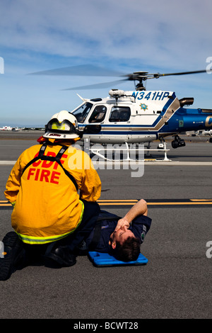 California Highway Patrol (CHP) Hélicoptère et CAL FIRE Emergency Responder @ forage formation Opérations spéciales Banque D'Images