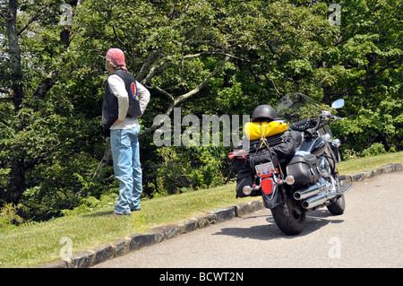 Biker prend on road trip de frein. Banque D'Images