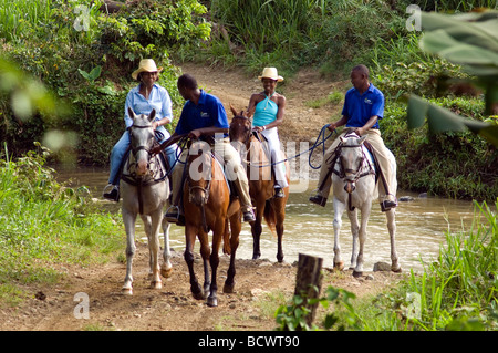 Mme Lorna Golding et Deborah Roberts à cheval en Jamaïque Banque D'Images