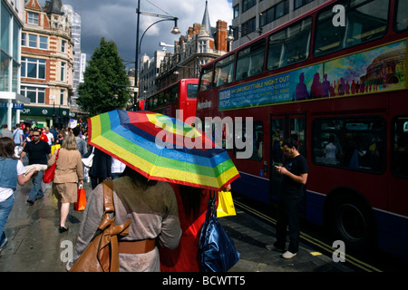 Les femmes sous un parapluie couleur sur "Oxford street" à Londres Banque D'Images