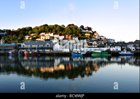 LOOE, CORNWALL - 06 JUIN 2009 : le port de Looe dans la lumière du soir Cornwall Banque D'Images