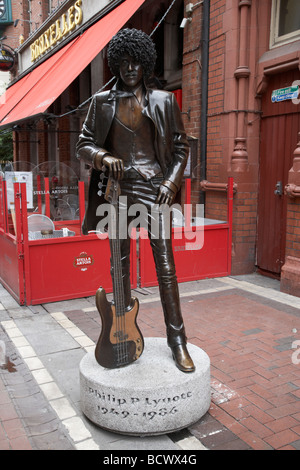 Statue de Thin Lizzy guitariste et chanteur Phil Lynott dans le centre-ville de Dublin République d'Irlande Banque D'Images