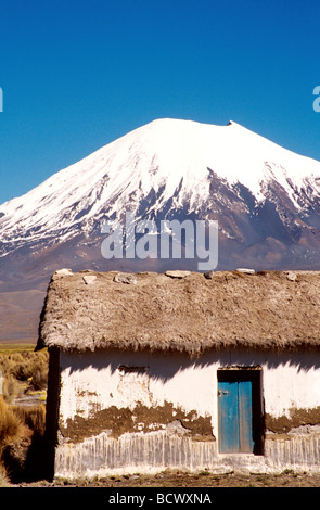 Maison avec l'ila Nevados de Payachata : Pomerape y Parinacota dans le fond. Le parc national de Sajama, Bolivie, Amérique du Sud Banque D'Images