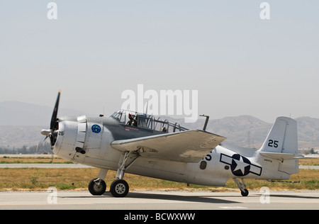 Un Grumman Avenger Les taxis sur la piste après un vol dans le cadre d'un salon (vue latérale) Banque D'Images