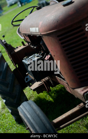 Vintage Tracteur garé dans un champ Banque D'Images