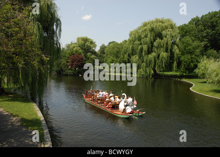 Swan boats dans Jardin Public de Boston, Massachusetts, USA Banque D'Images