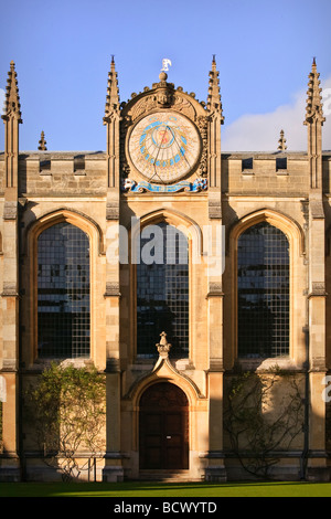 Cadran solaire sur la Bibliothèque Codrington au nord de la cour carrée de l'ensemble Soul's College, Oxford. Conçu par Sir Christopher Wren. Banque D'Images