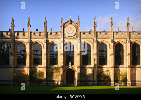 Cadran solaire sur la Bibliothèque Codrington au nord de la cour carrée de l'ensemble Soul's College, Oxford. Conçu par Sir Christopher Wren. Banque D'Images