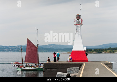 Le grand voilier 'Thane sails passé le phare garde Ogden Point sur le chemin de l'arrière-port de Victoria (C.-B.). Banque D'Images