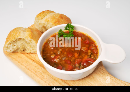 Bol de soupe de lentilles avec rouleau Banque D'Images