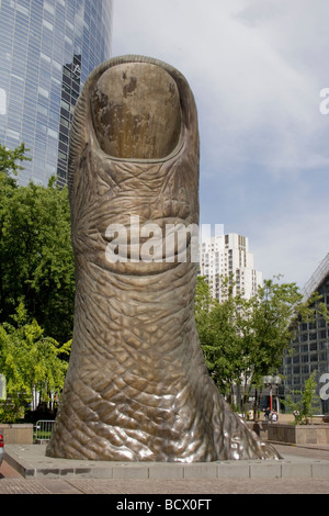 'Le Poce', big thumb sculpture réalisée en 1965 par Cesar et placés dans les quartiers de 'La défense', Paris en 1994 Banque D'Images