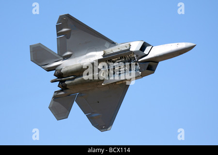 F-22 Raptor affiche les armes bay dans le cadre de démonstration de la puissance aérienne Banque D'Images