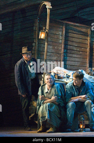 Christopher Timothy [gauche] que Pa et Joad joad Sorcha Cusack jouant Ma dans les raisins de la colère, Chichester Festival Theatre. Banque D'Images