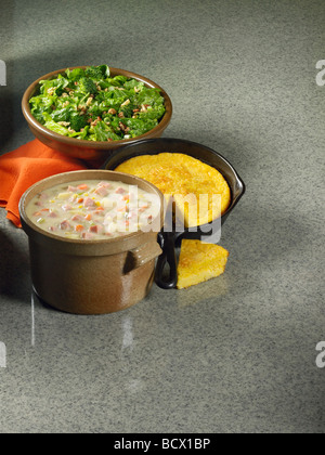 Recettes de cuisine de pays, de brocoli salade romaine, l'allemand du pain de maïs, cheddar chaudrée de jambon. Banque D'Images