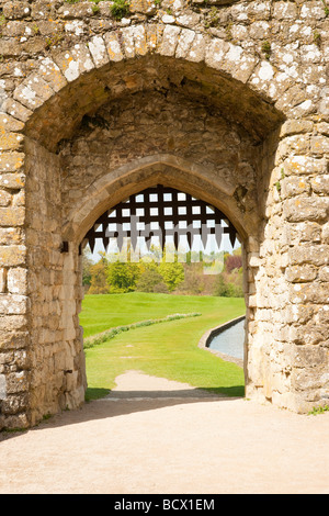 Détail de porte du château médiéval en pierre avec l'herbe et de paille dans l'arrière-plan Banque D'Images