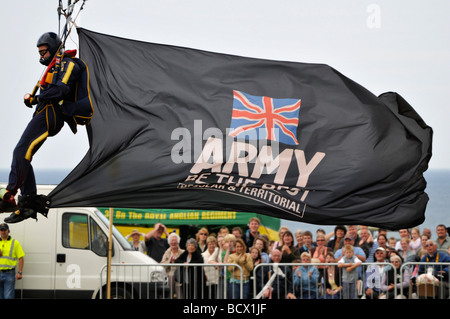 L'équipe de démonstration de parachutisme en chute libre de l'armée à Cromer Carnaval à Cromer, North Norfolk Angleterre Banque D'Images