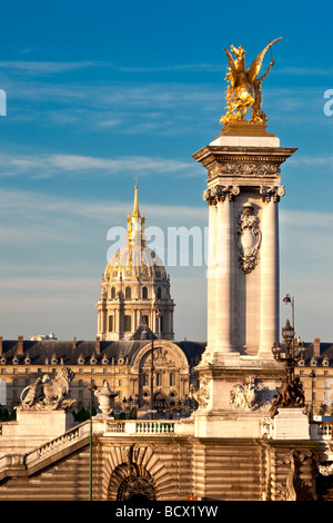 Pont Alexandre III sur la Seine avec l'Hôtel des Invalides en arrière-plan, Paris, France Banque D'Images