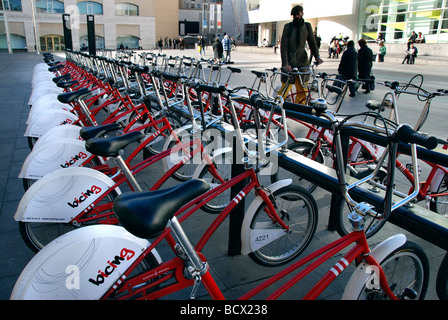 Bicing self service municipal des vélos de location en face de MACBA Barcelone Catalogne Espagne Banque D'Images