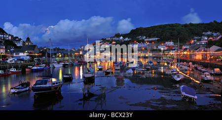 LOOE, CORNWALL - 06 JUIN 2009 : le port et la ville la nuit avec des lumières reflétées dans l'eau prise pendant l'heure bleue Banque D'Images