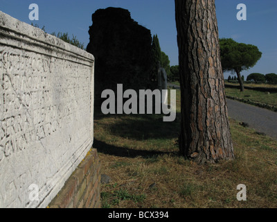 Vieille pierre tombale romaine sur l'ancienne Voie Appienne à Rome Italie Banque D'Images