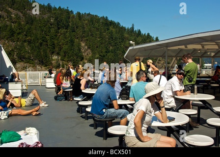 BC Ferry passagers profiter journée ensoleillée sur la terrasse supérieure bondé Banque D'Images