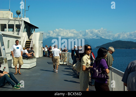 Bénéficiant d'une vue spectaculaire sur la mer depuis la montagne à bord d'une terrasse BC Ferry Banque D'Images