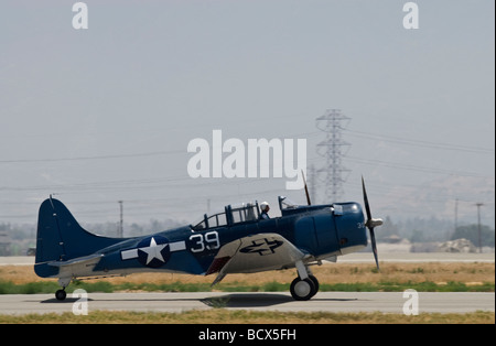 Un Douglas SBD-5 Dauntless Les taxis sur la piste après un vol dans le cadre d'un salon. Banque D'Images