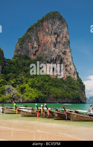 Bateaux Longtail alignés sur Railay Beach, Thaïlande Banque D'Images