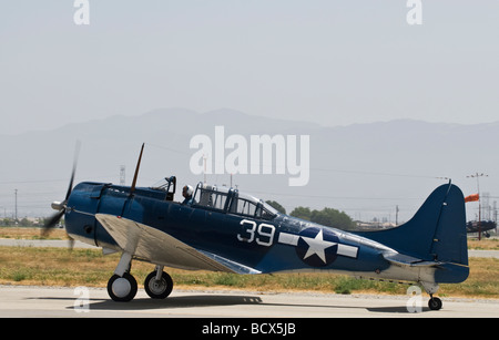 Un Douglas SBD-5 Dauntless Les taxis sur la piste après un vol dans le cadre d'un salon. Banque D'Images