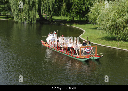 Swan boats dans Jardin Public de Boston, Massachusetts, USA Banque D'Images