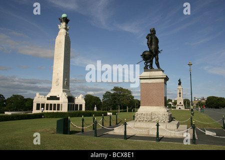 Ville de Plymouth, en Angleterre. Plymouth Hoe promenade avec le Sir Joseph Boehm RA conçu Sir Francis Drake statue en bronze. Banque D'Images