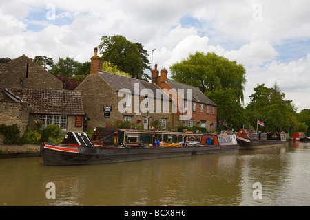 Canal bateaux amarrés à Stoke Bruene, Northamptonshire, Angleterre. Banque D'Images