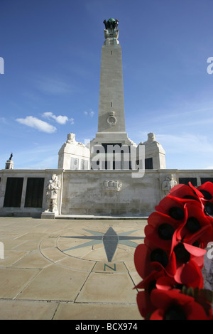 Ville de Plymouth, en Angleterre. Le Sir Robert Stodart Lorimer conçu Naval War Memorial sur Plymouth Hoe, promenade. Banque D'Images