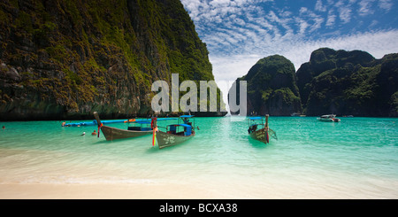 Bateaux Longtail à Ko Phi Phi Leh, ou mieux connu sous le nom de Ao Maya ou 'La plage', dans la mer d'Andaman, Thaïlande Banque D'Images