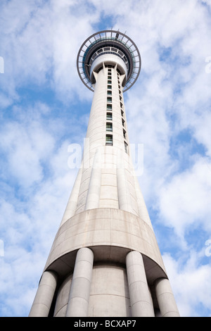 Auckland Sky Tower photo vue grand angle contre cloud inégale Banque D'Images