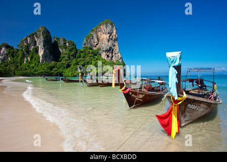 Bateaux Longtail alignés sur Railay Beach, Thaïlande Banque D'Images